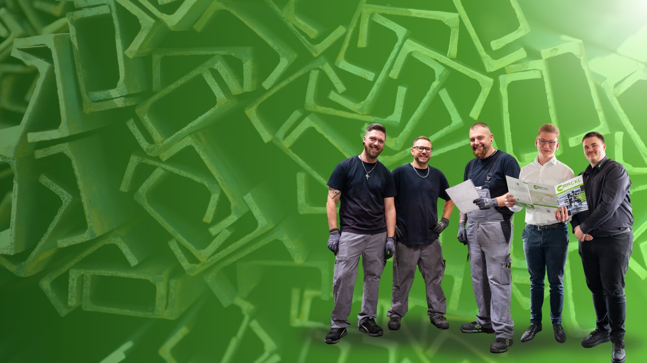 Fünf lächelnde Männer vor einem grünen Hintergrund mit schematischen Metallprofilen.