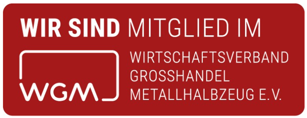 Ein rotes Schild mit weißem Text: "WIR SIND MITGLIED IM WIRTSCHAFTSVERBAND GROSSHANDEL METALLHALBZEUG E.V." und dem Logo "WGM".