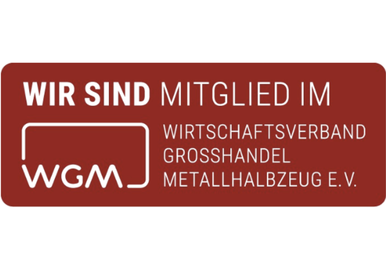 Rotes Schild mit weißem Text: "WIR SIND MITGLIED IM WGM WIRTSCHAFTSVERBAND GROSSHANDEL METALLHALBZEUG E.V."